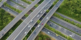 自动驾驶的概念，与移动的汽车的道路交叉口鸟瞰图
