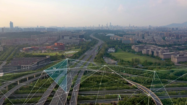 自动驾驶的概念，与移动的汽车的道路交叉口鸟瞰图