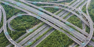 自动驾驶的概念，与移动的汽车的道路交叉口鸟瞰图