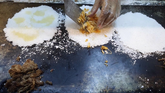 在街头市场准备木薯粉