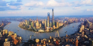 无人机拍摄:实时，ZO, 4K航拍日落时上海天际线，中国。