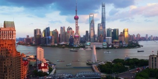 无人机拍摄:日落时分上海天际线的实时ZI 4K鸟瞰图，中国。