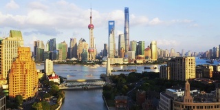 无人机拍摄:实时，向上，4K鸟瞰日落时的上海天际线，中国。