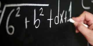 手持粉笔，在黑板上写下复杂复杂的数学公式。