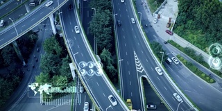 自动驾驶的概念，与移动的汽车的道路交叉口鸟瞰图