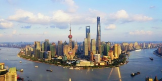 无人机拍摄:实时，向上，4K鸟瞰日落时的上海天际线，中国。