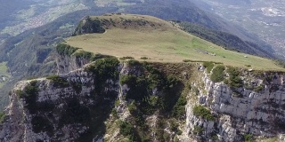 在阿尔卑斯山脉和加尔达湖的美丽山脊的航空视频