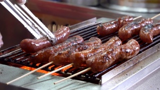 烤香肠是台湾台北市著名的街头烧烤美食。视频素材模板下载