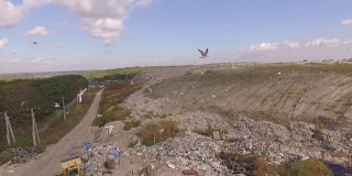 鸟瞰图。绕着垃圾堆上的巨石飞来飞去