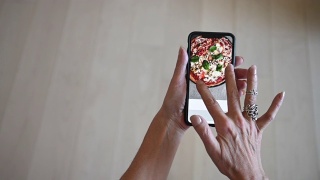 成熟女性独自在移动设备app上订餐视频素材模板下载