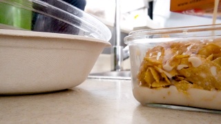 添加豆浆到玻璃容器与早餐谷物玉米片特写视频素材模板下载
