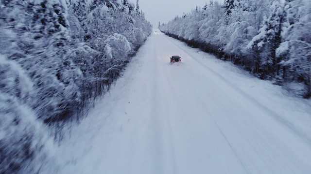 瑞典一架无人机在雪地里跟踪一辆汽车