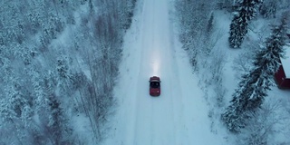 汽车在雪地上行驶，无人机拍摄