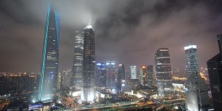上海的现代摩天大楼与夜间流动的雾