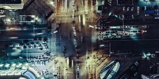 T/L PAN无人机夜间城市街道十字路口的视角