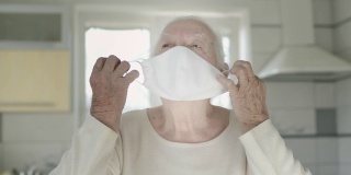 老妇人在感染流行性病毒时摘下口罩作防护。