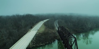 俄克拉何马州伊利诺斯河大桥上的冬雾