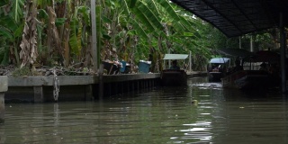 著名的水上市场位于泰国曼谷附近的Damnoen Saduak。