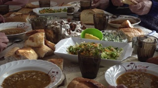 拥挤的穆斯林家庭在斋月的一天吃素食和开斋饭视频素材模板下载