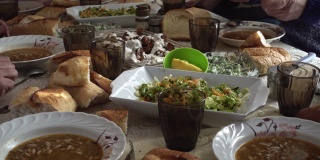 拥挤的穆斯林家庭在斋月的一天吃素食和开斋饭