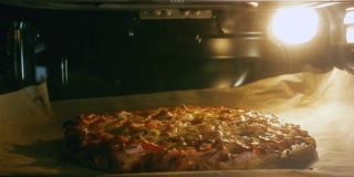 特写美味的披萨烘烤在一个现代的电炉在厨房。资料片。传统的意大利美食