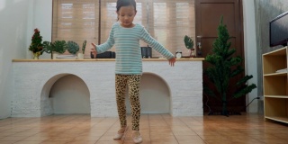 小女孩在客厅跳舞的全程镜头
