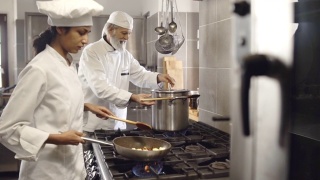两个厨师烹饪视频素材模板下载