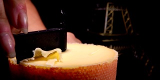 吉洛干酪刮刀从坚硬的帕尔马干酪上切下刨花
