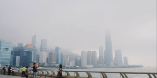 香港维多利亚港与雾。
