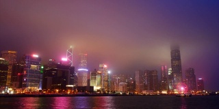 香港维多利亚港与雾。