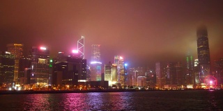 香港维多利亚港晚上的缤纷灯光。