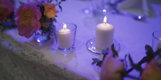 婚礼上的大桌子，有食物，鲜花和蜡烛