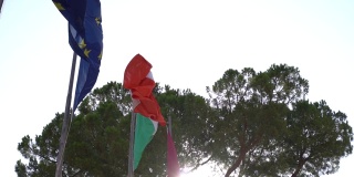 蓝天上飘扬着意大利国旗。意大利国旗。慢动作