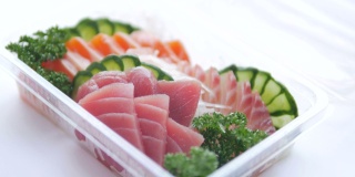 一套寿司装在塑料盒里，送回家准备吃的健康快餐
