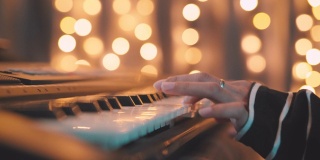 音乐家手弹奏钢琴股票视频的特写