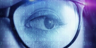 未来虚拟现实和通信的高技术宏观眼睛，抽象动画数字计算机代码运行在眼镜，全息眼镜与主动数据库连接。