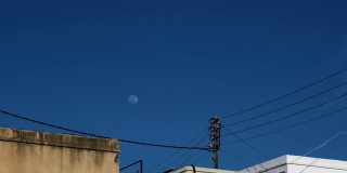 月亮在蓝天上的时间间隔为4k