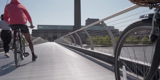 一个低角度的摄影与自行车车轮在千禧步行桥上拍摄的泰特现代美术馆，伦敦