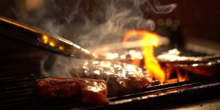 火烤架上的烤肉/牛排