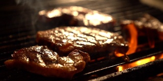 火烤架上的烤肉/牛排