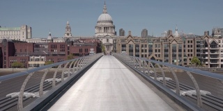 一辆长长的摄影车拍摄于伦敦圣保罗大教堂的千年人行桥上