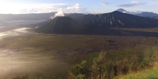 日出时从空中俯瞰布罗莫火山