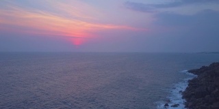 宁静的海景与陡峭的悬崖与早晨的太阳鸟瞰图