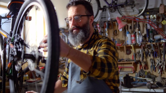 SLO MO Man在车间维修一辆自行车
