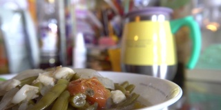 汤呷蔬菜豆西红柿大蒜洋葱明亮活力的颜色