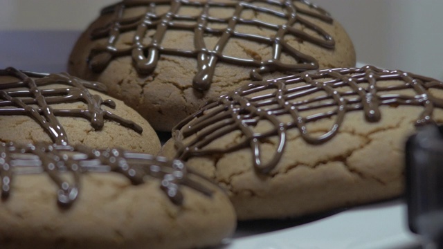 在美味的自制饼干上加上巧克力
