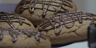 在美味的自制饼干上加上巧克力