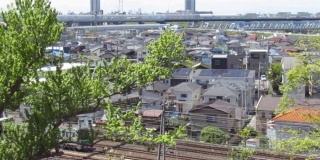 日本。4月。松户市和松户站与移动的火车。