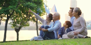 亚洲家庭在公园户外放松