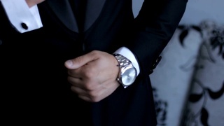 男商人和他的手表视频素材模板下载
